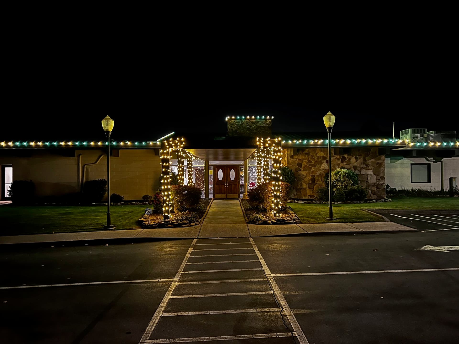 Blog post Sevierville Restaurants & Shops: Holiday Lighting That Attracts Customers image