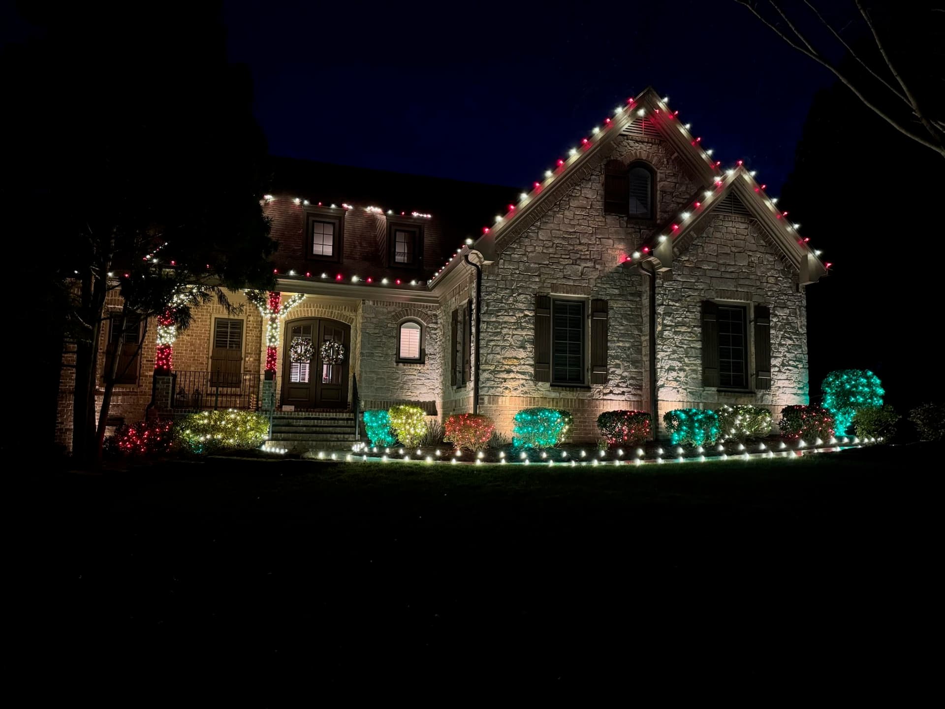 Award-Winning Holiday Lighting Installation Shines image